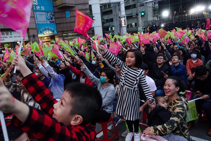 2020總統及立委選舉11日下午4時起持續開票中，總統蔡英文台北競總前聚集大批支持者關注進度，至晚間6時許蔡總統票數維持領先，現場民眾氣氛熱烈。(圖：中央社)