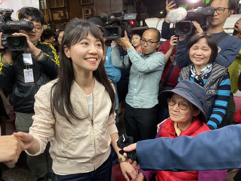 民進黨立委高嘉瑜（前左）遭質疑「關說」疫苗。(圖:中央社檔案照片)