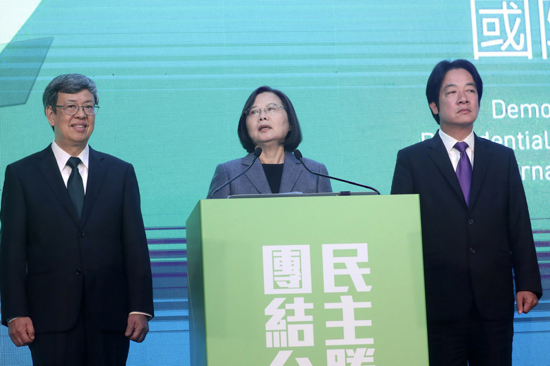 2020總統大選11日結果揭曉，總統蔡英文（中）成功連任，晚間並與現任副總統陳建仁（左）、民進黨籍副總統候選人賴清德（右）出面舉行國際記者會，感謝選民支持並分享未來4年執政方向。(圖：中央社)