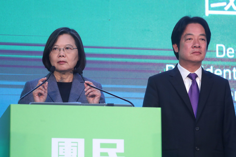 2020總統大選11日晚間篤定由總統蔡英文（中）、民進黨籍副總統候選人賴清德（右）勝選，蔡總統在國際記者會中表示，她會帶著建設性批評，開啟下個任期，就算政黨立場不同，也會有合作空間。(圖：中央社)