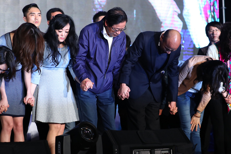 國民黨總統候選人韓國瑜（前右2）、副總統候選人張善政（前右3）11日晚間在高雄市黨部外發表敗選感言，並向支持群眾深深鞠躬，感謝眾人一路相挺。(圖：中央社)