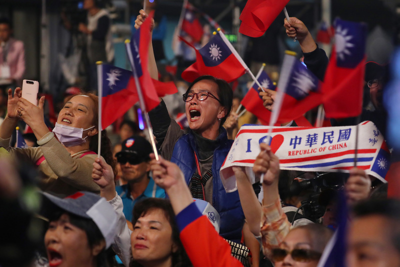 2020總統大選，國民黨總統候選人韓國瑜11日晚間在高雄市黨部外正式承認敗選，現場支持者難掩激動與失望，仍不斷高呼「我挺韓、我驕傲」。(圖：中央社)