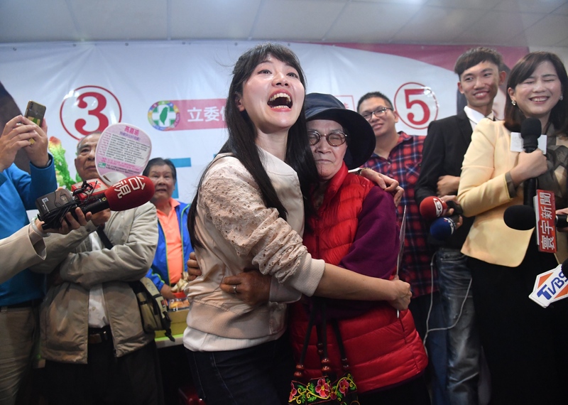 民進黨台北市立委候選人高嘉瑜（中左）11日自行宣布在第10屆立委選戰中取得勝利，在競選總部向支持者表達感謝，並開心與阿嬤（中右）相擁。(圖:中央社)
