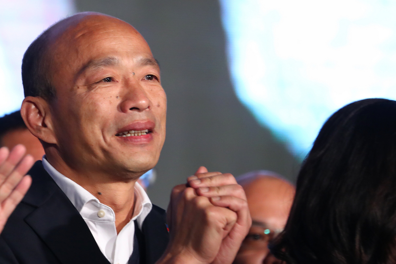 國民黨總統候選人韓國瑜（圖）11日晚間在高雄市黨部外正式發表敗選感言後，眼泛淚光拱手感謝支持者一路相挺。(圖：中央社)