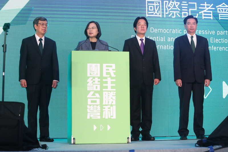 總統蔡英文（左2）與民進黨副總統候選人賴清德（右2）11日順利贏得2020總統大選。她在勝選的國際記者會中表示，希望這個選舉結果能讓中國清楚了解台灣人民的期待與堅持。(圖：中央社)