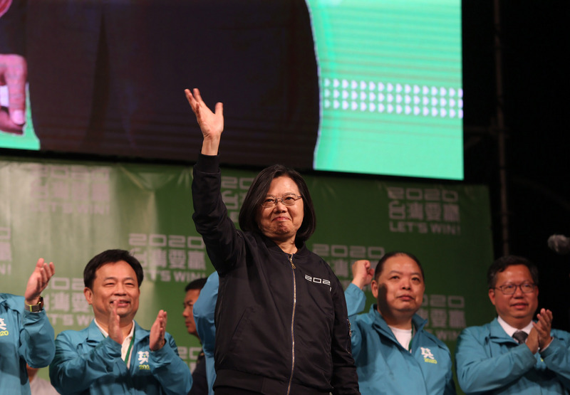 歷經九合一選舉挫敗，總統蔡英文（前）重新出發，這一年來以主權牌對決中國國家主席習近平的一國兩制，捍衛主權的「辣台妹」形象，再次將她送上權力高峰。(圖：中央社)