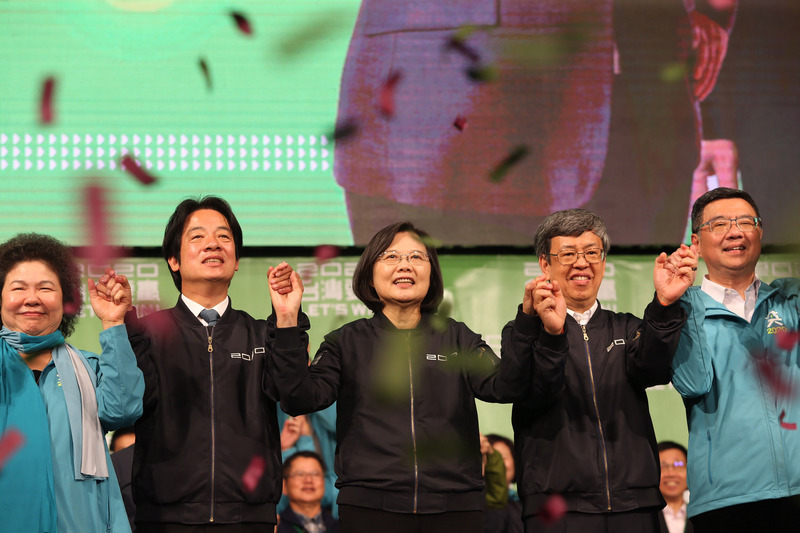2020總統及立委選戰由民進黨大獲全勝，總統候選人蔡英文（中）、副總統候選人賴清德（左2）、現任副總統陳建仁（右2）、總統府秘書長陳菊（左）及黨主席卓榮泰（右）11日晚間在台北競總外感謝支持者，現場飄下勝利彩帶，氣氛熱絡。(圖：中央社)