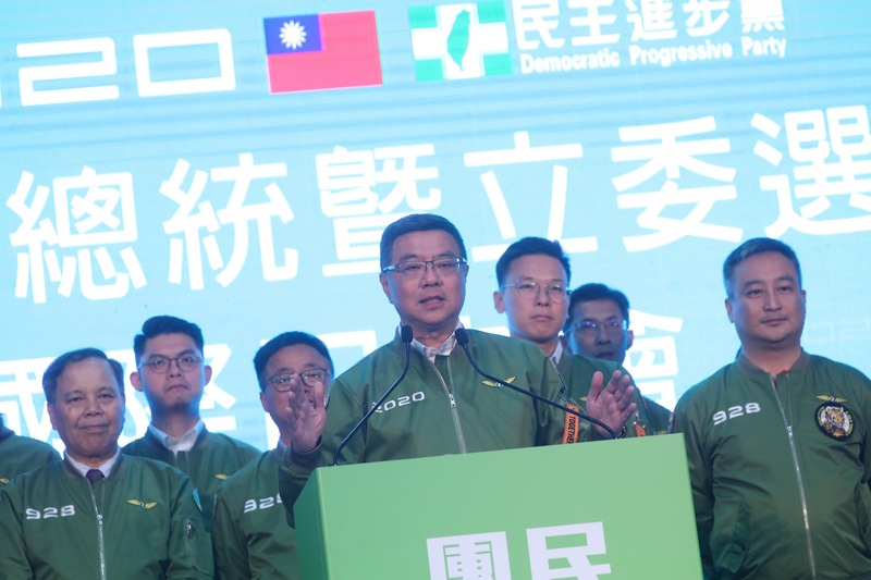 民進黨2018年九合一大選慘敗，「大師兄」卓榮泰（前）獲跨派系中生代力挺，踏入戰場前線擔任黨主席，卓榮泰找來淡出政壇多年的羅文嘉擔任秘書長，卓羅連手走過黨務改組、立委補選、總統初選動盪、到2020大選，創造一連串的驚嘆號。(圖：中央社)
