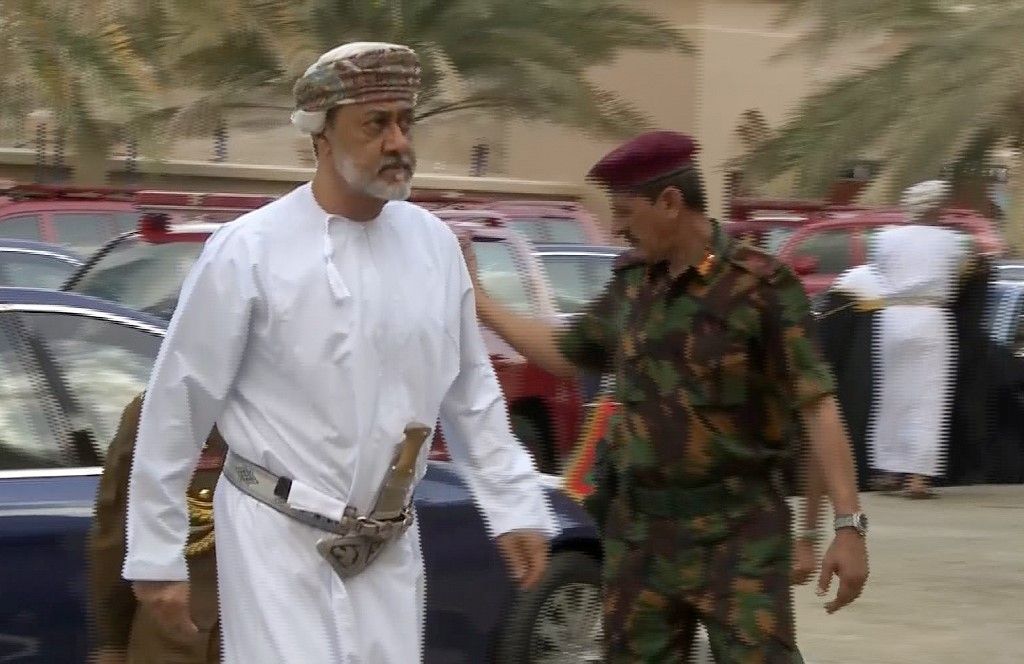 阿曼新元首海斯姆．賓．塔利格(Haitham bin Tariq)(左)。(AFP)