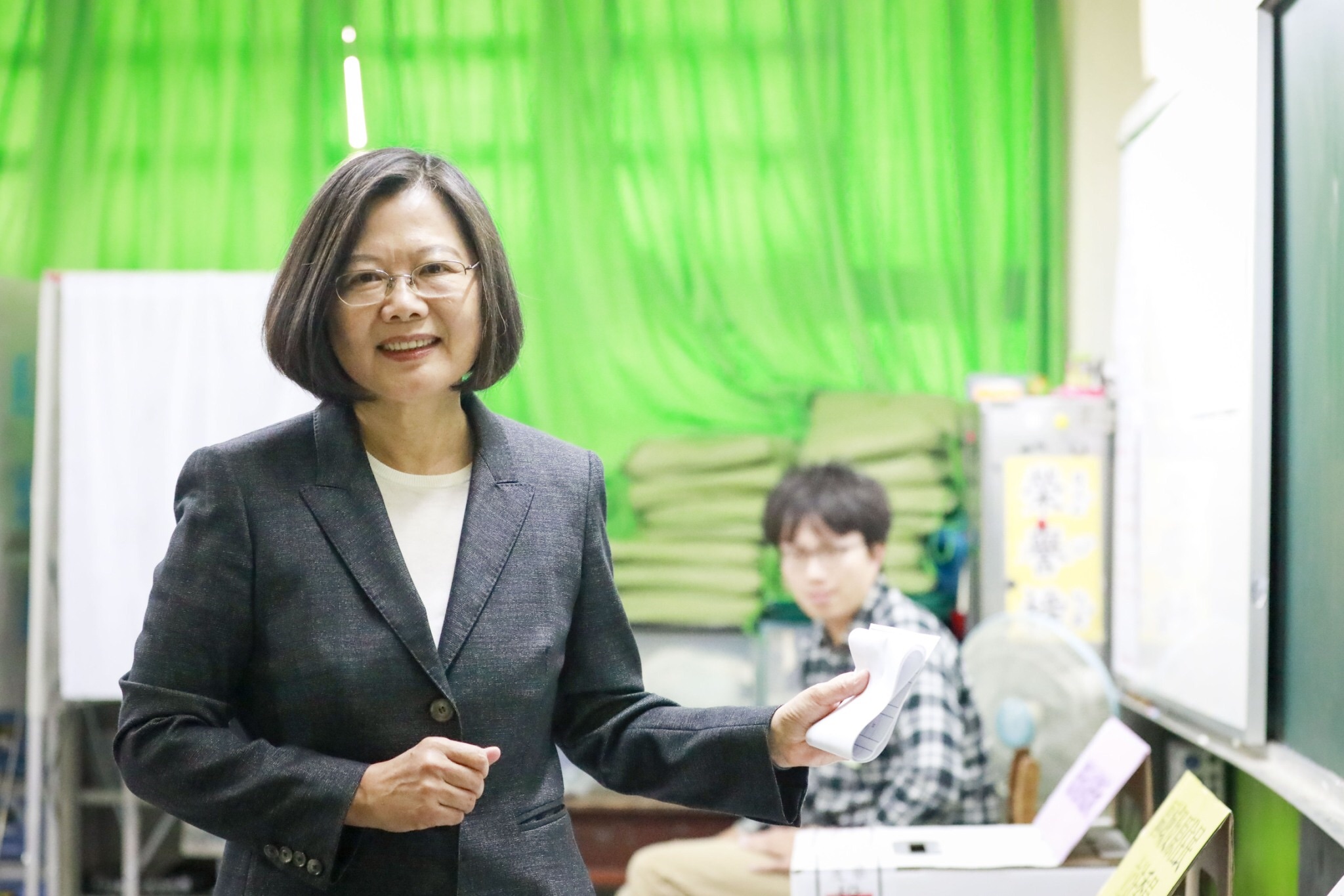 蔡英文總統一早現身新北市永和秀朗國小完成投票（圖：蔡英文競選連任辦公室提供）