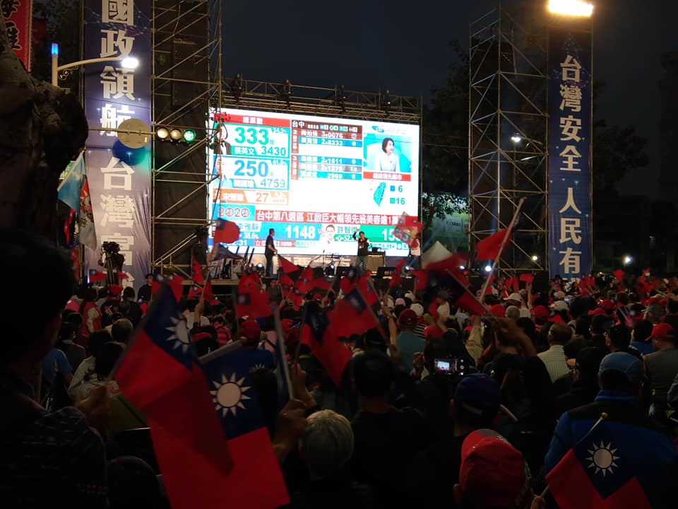 韓國瑜得票一路落後， 支持者心情沉重。(王韋婷 攝)