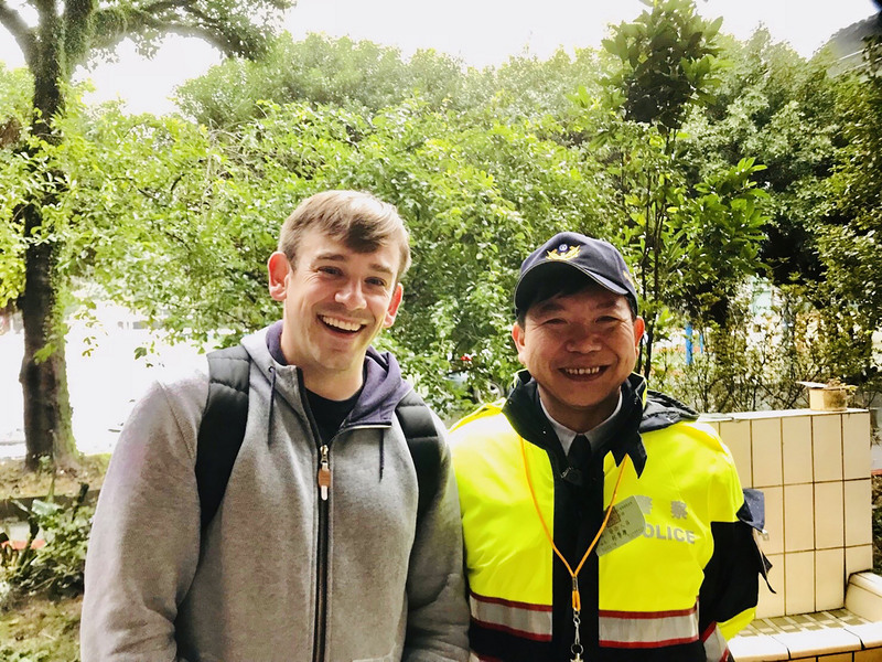 研究台灣的美國學者祁凱立（Kharis Templeman）這次大選期間在台觀選，以唱票、開票的過程讓他感動，形容是「台灣人民用生命在守護民主」。圖為祁凱立在新北市一處投開票所與警察合照。（祁凱立提供）