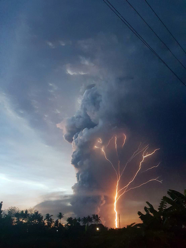 位於菲律賓呂宋島中南部八打雁省的塔爾火山12日下午蒸汽噴發1公里高的羽流，當局已升高警戒層級到第3級，意味「可能發生火山爆發」。（旅菲華僑李采樺提供）