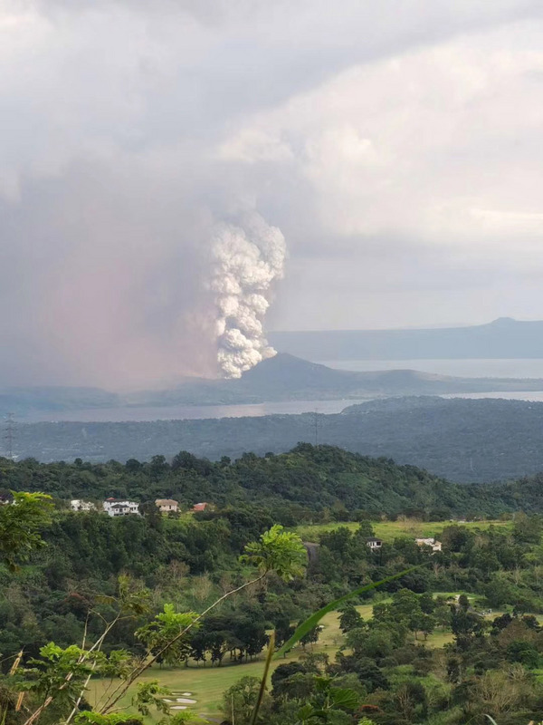 距菲國旅遊勝地塔加泰（Tagaytay，又譯大雅台）不到30公里的塔爾火山12日下午噴發，不少旅菲台灣民眾分享火山噴發照片和影片，相互提醒注意安全。（旅菲台商高珍妮提供）