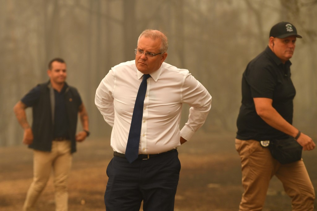 澳洲總理莫里森(Scott Morrison,中)日前視察野火災情。 (AFP)