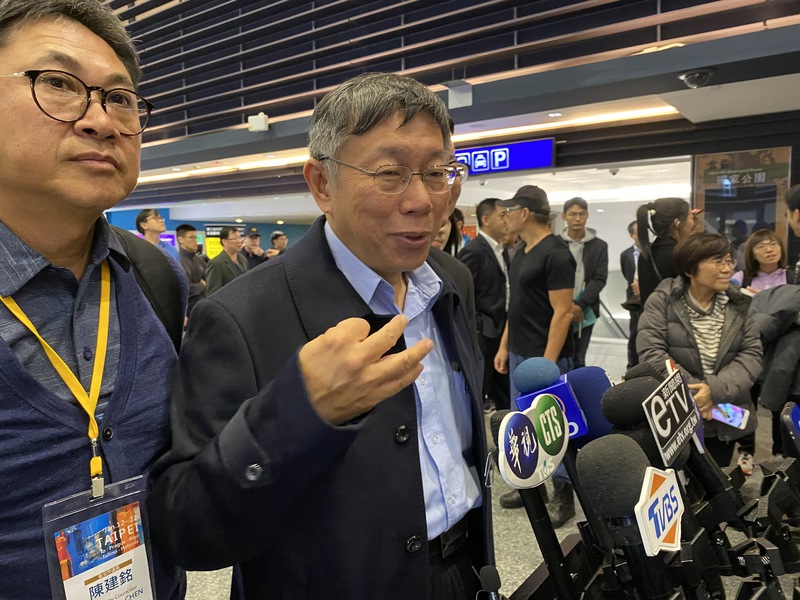 針對未來立法院龍頭寶座，台灣民眾黨主席、台北市長柯文哲（左2）12日表示，民主進步黨單獨過半，民眾黨就是「不關鍵少數」，所以人選大概民進黨就已經決定了，民眾黨無法影響。(圖：中央社)