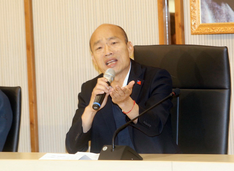 高雄市長韓國瑜（圖）13日回高雄市政府上班，在副市長李四川、葉匡時陪同下舉行記者會，韓國瑜表示，將回歸市政，全力以赴讓高雄市民過好年，也歡迎觀光客來高雄旅遊。(圖：中央社)