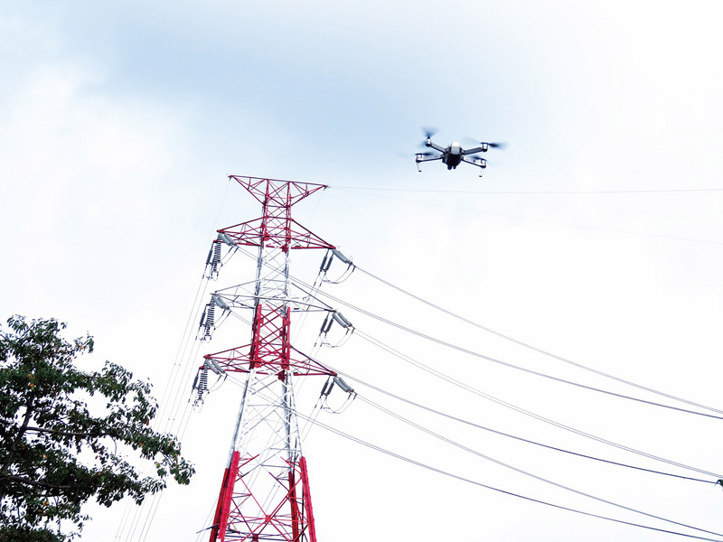 台電2019年首度導入「無人機」，運用科技巡檢電塔，並搭配自動化監測設備，台電人員可以即時掌握電塔狀態。（台電提供）