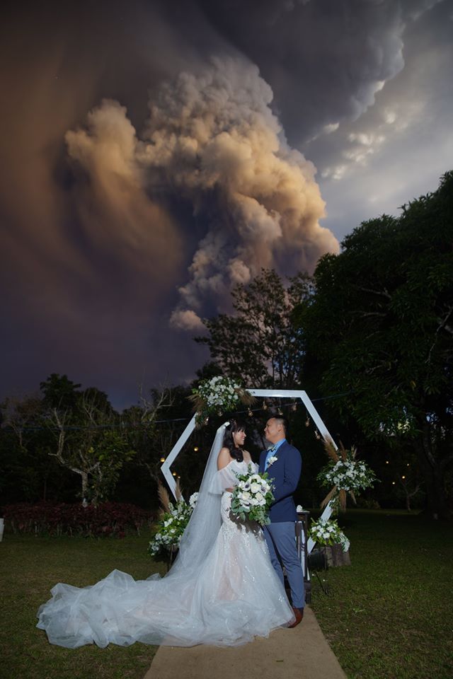 塔爾火山噴發當背景 菲國新人拍下超美婚禮照(圖取自Randolf Evan Photography臉書)