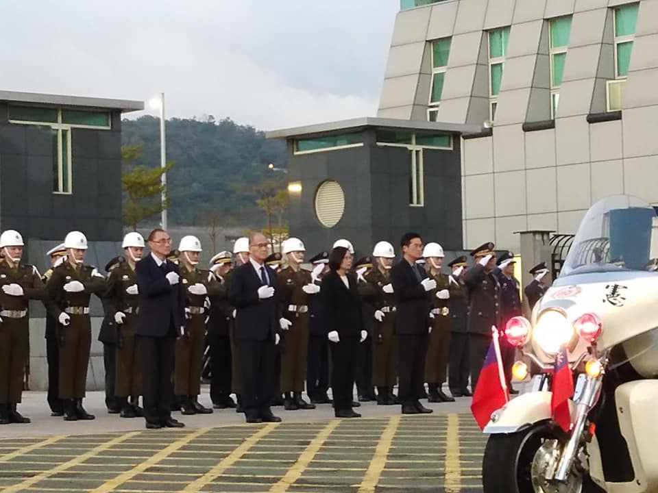 黑鷹將士13日下午從三軍總醫院移靈至松指部，蔡英文總統親自在國防部大門前等待移柩車隊，並鞠躬致敬。(王韋婷攝)