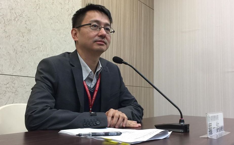 疾管署副署長羅一鈞表示，第二輪的網路口罩預購將從3月25、26日起跑，大約會在4月2日開始領取口罩，預計未來會以週週販售的方式進行。(資料照/蕭照平 攝)