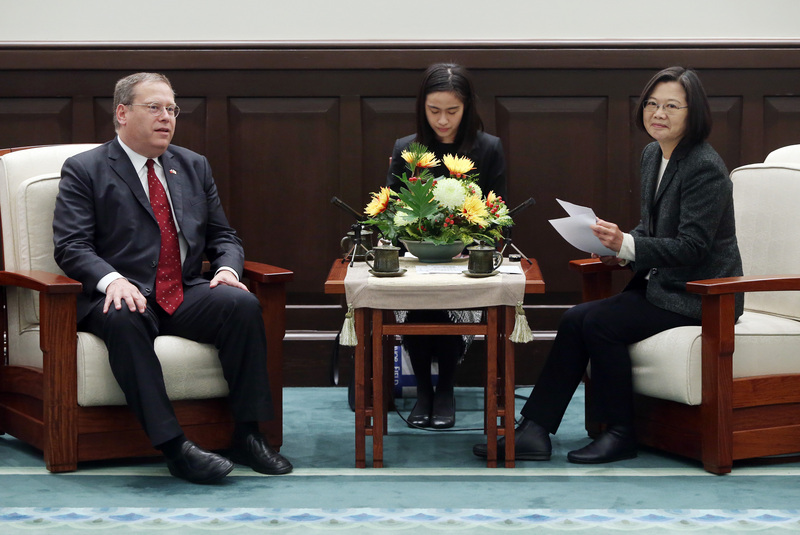 總統蔡英文（右）14日在總統府接見戰略暨國際研究中心（CSIS）訪問團致詞時指出，美國是台灣最重要的戰略夥伴，感謝美國長期的支持，未來台灣也會跟美國繼續強化雙邊夥伴關係。圖左為訪團成員前美國駐港澳總領事唐偉康（Kurt Tong）。(圖:中央社)