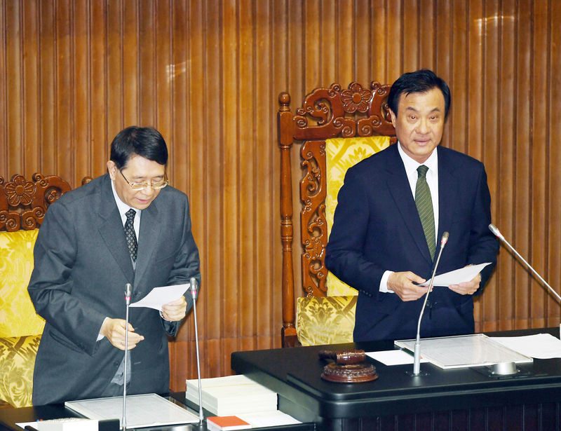 立法院長蘇嘉全（右）與祕書長林志嘉（左）14日在議場舉行全院談話會，會中無異議通過朝野協商結論，確定14日至22日召開臨時會，蘇嘉全當場宣告臨時會啟動。(圖:中央社)