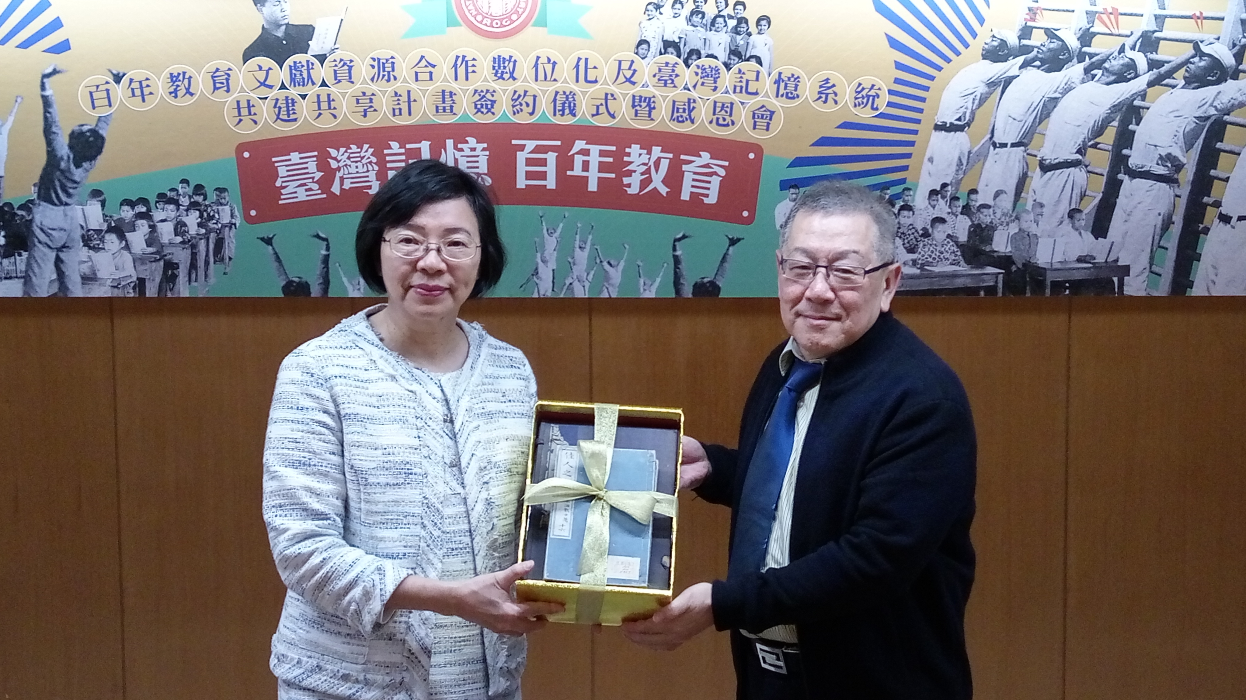 建國中學圖書館主任文士豪(右)將古籍《佳人之奇遇》，交給國家圖書館館長曾淑賢(左)。(陳國維 攝)