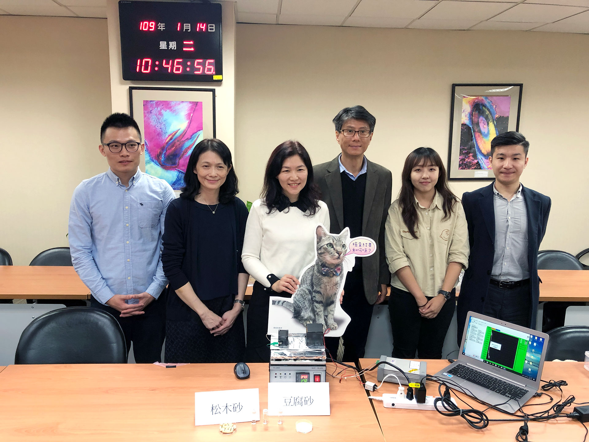 交通大學光電系教授冉曉雯歷時半年，研發出全球首創利用貓砂分析出貓尿尿素濃度的方法，就可以得知貓咪腎病狀況。（楊文君攝）