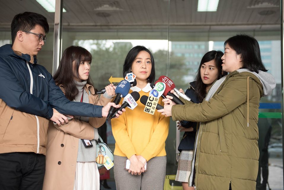 「小燈泡」母親王婉諭接受採訪。(臉書)