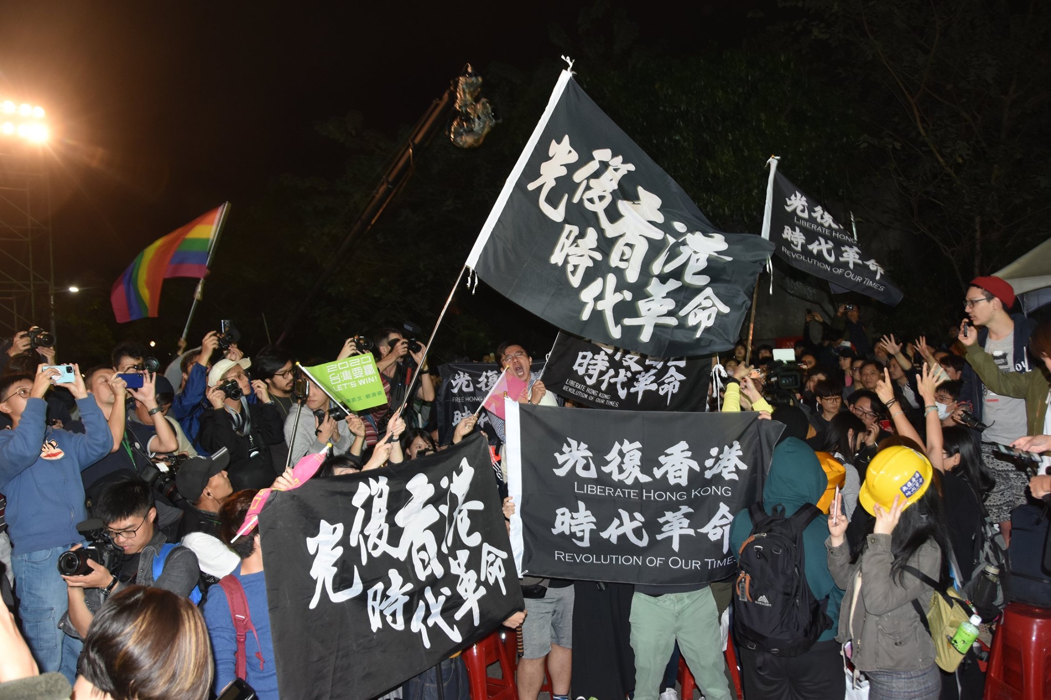 學者分析這次台灣總統大選結果，與香港反送中運動有高度相關性。圖為香港年輕人在蔡英文競選總部外。圖:邱萬興提供