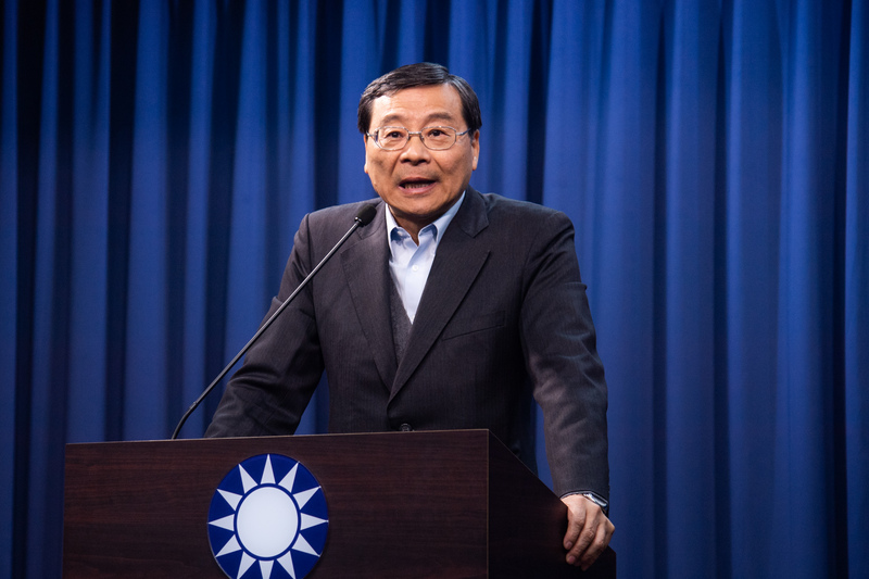 國民黨立委曾銘宗表示，今天已委請律師提出釋憲聲請書，向司法院大法官聲請釋憲。(圖：中央社)