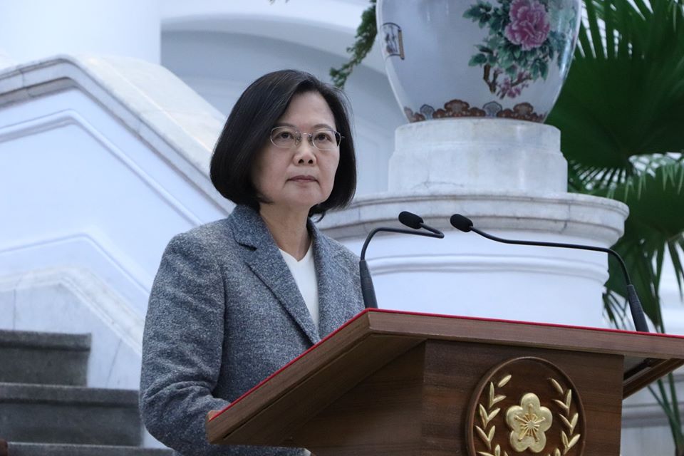 蔡英文總統15日在總統府敞廳發表迴廊談話，內容包含選後穩定政局，慰留內閣團隊及公告反滲透法。（劉玉秋攝）