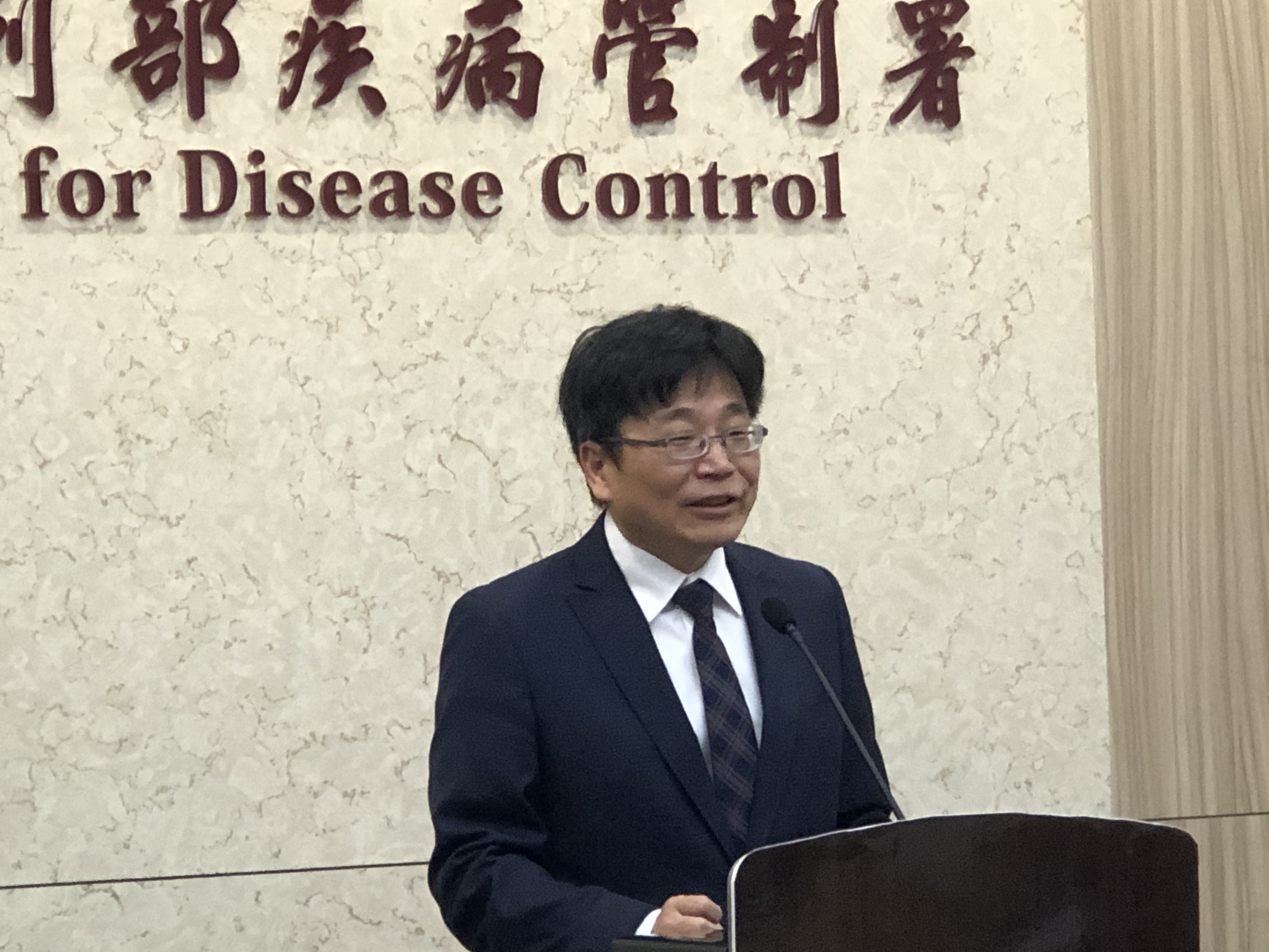疾管署署長周志浩15日臨時召開記者會，說明武漢疫情「有限度的人傳人」，僅限近距離接觸，一般民眾不用恐慌。(吳琍君攝)