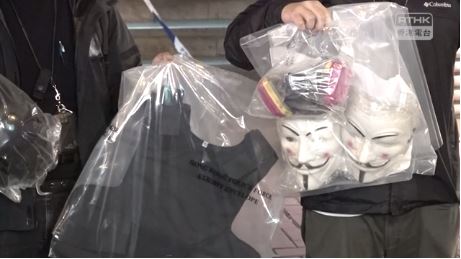 香港警方查獲土製炸彈與面具。圖:香港電台