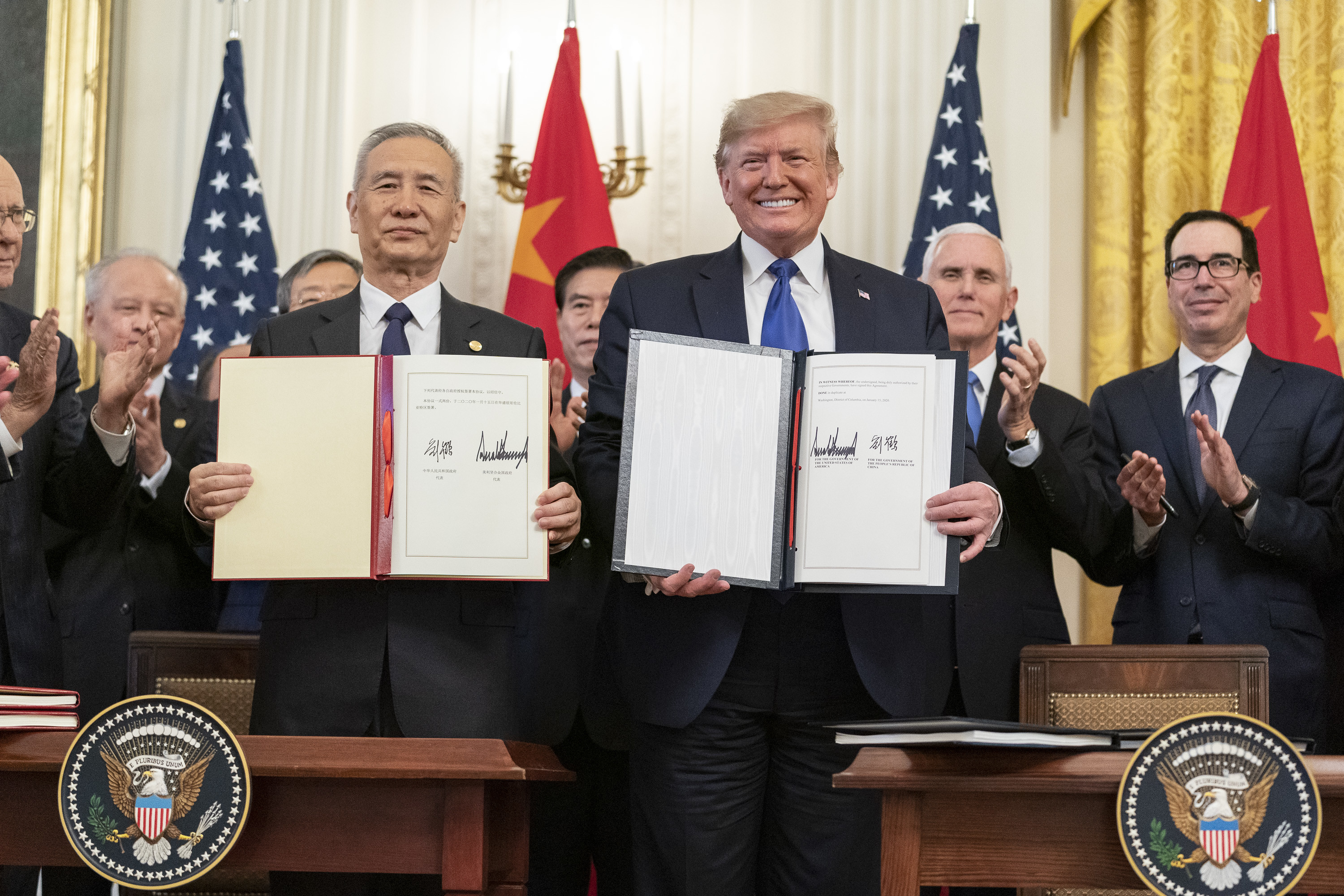 美國總統川普15日在白宮與中國國務院副總理劉鶴，共同簽署第一階段貿易協議。 (圖:白宮)