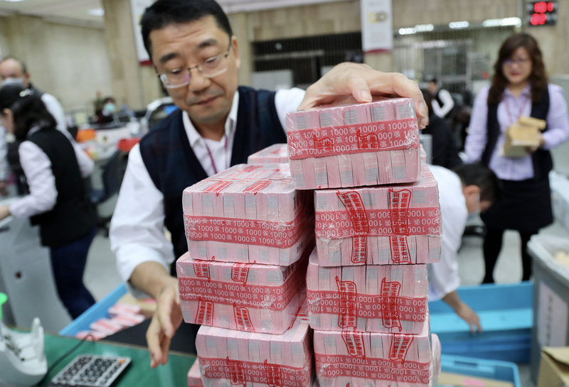 台灣銀行表示，中央銀行今年共準備新台幣5735億元新鈔，16日起供民眾兌領，迎接金鼠年來臨。(圖:中央社)