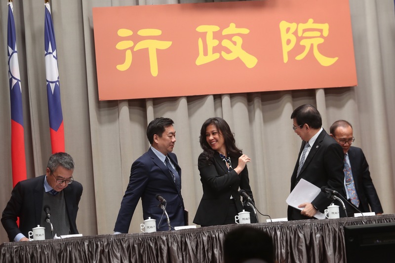 行政院會後記者會16日在新聞中心舉行，行政院發言人Kolas Yotaka（中），交通部次長王國材（右2）、農委會副主委陳添壽（右）、衛福部次長何啟功（左）、內政部次長陳宗彥（左2）等人出席。(圖：中央社)