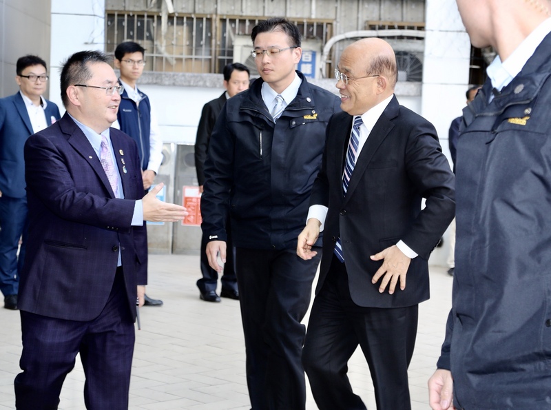 行政院長蘇貞昌（右）16日在台北出席2020總統蔡英文連任感恩餐會，感謝競總人員在競選期間的付出。(圖:中央社)