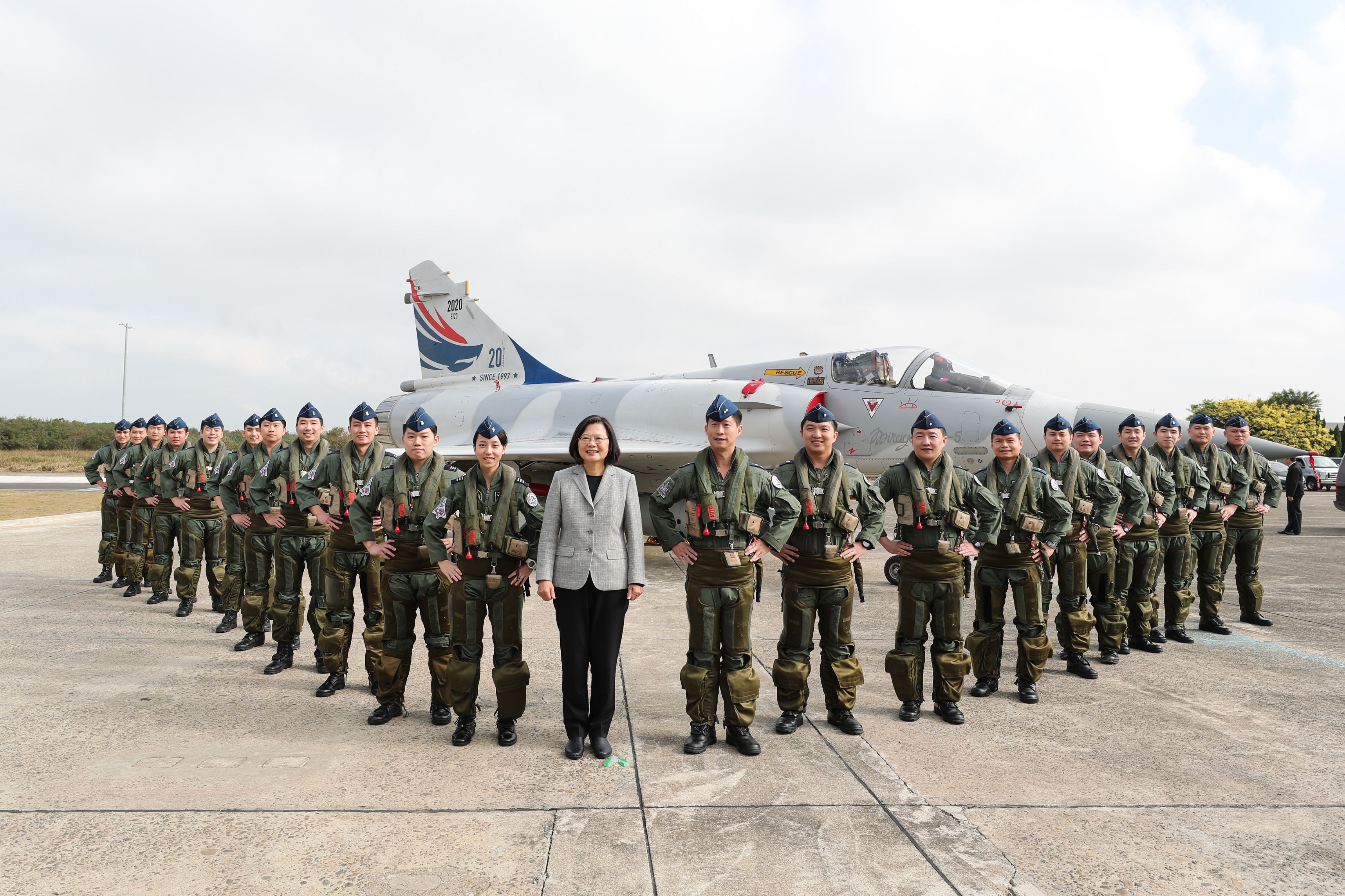總統與官兵於幻象2000-5（編號2020）彩繪機前合影。(軍聞社提供)