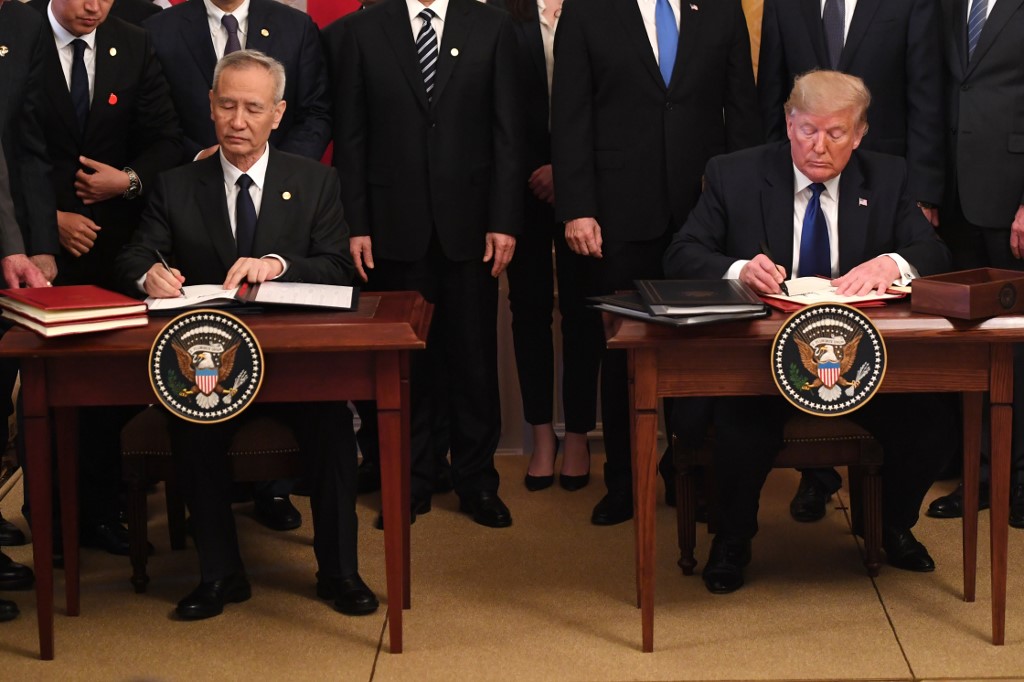 美國總統川普15日在白宮與中國國務院副總理劉鶴，共同簽署第一階段貿易協議。 (AFP)