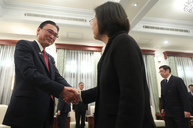 總統蔡英文（前右）17日上午在總統府接見日華議員懇談會會長古屋圭司（左），兩人握手致意。(圖：中央社)