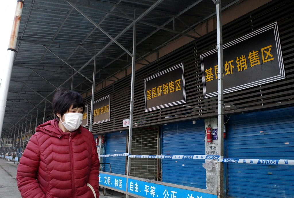 中國湖北武漢日前爆發多人感染不明原因的肺炎。圖為發生群聚感染的武漢華南海鮮市場。(AFP)