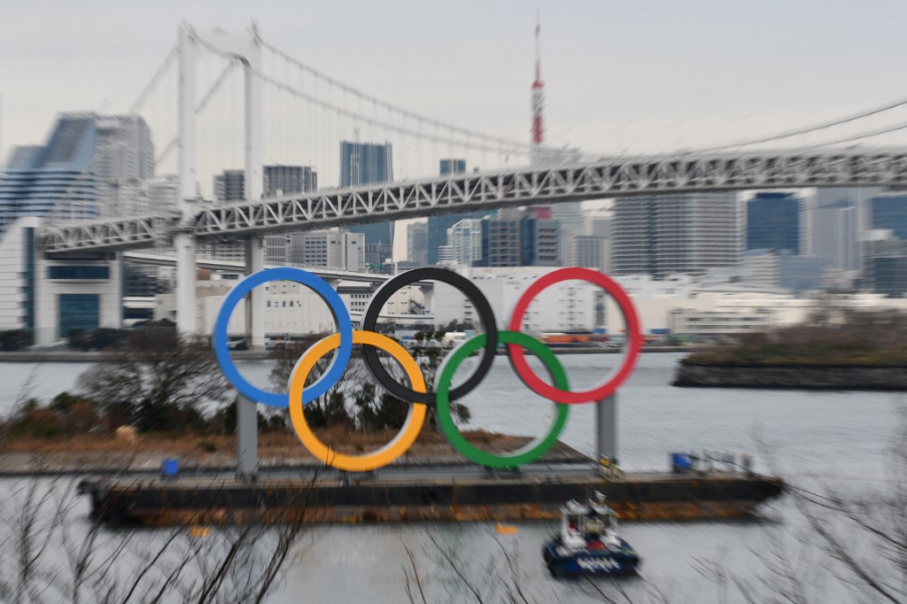 奧運五環挺立東京台場海上 (AFP)