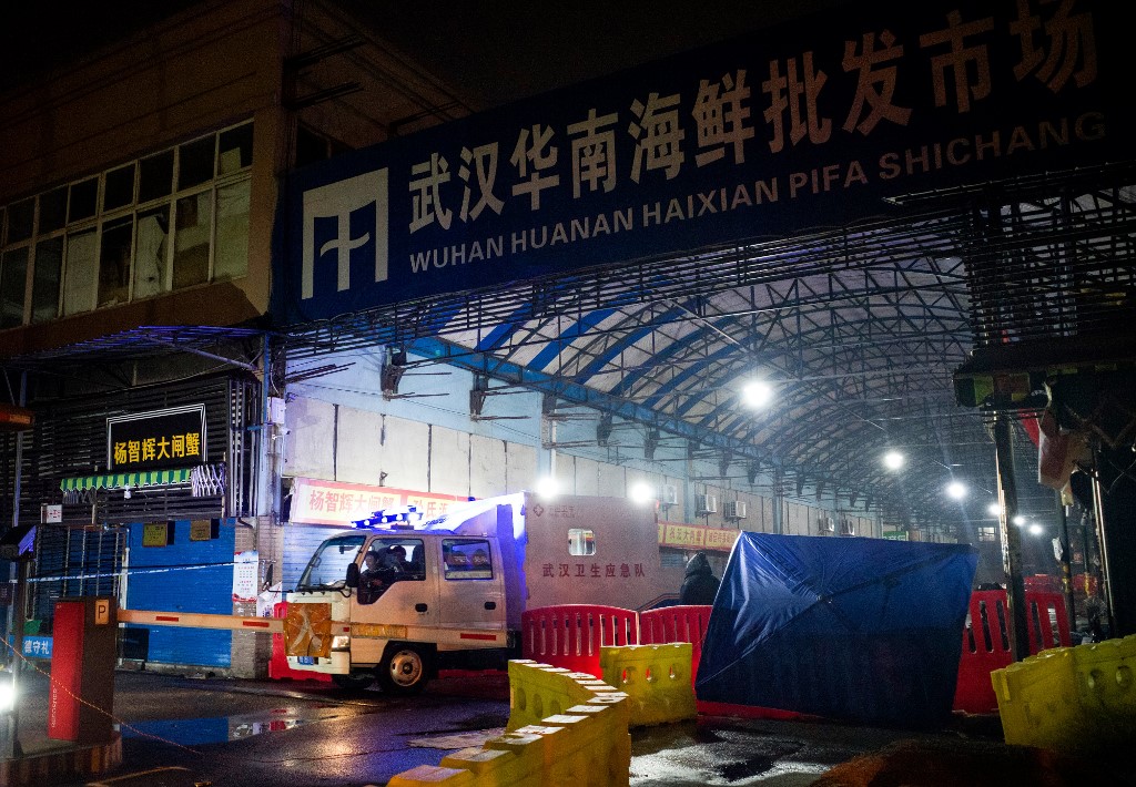 去年12月從中國武漢一處海鮮市場爆發的冠狀病毒所帶來的全球疫情，已經導致無數商業停擺，航班取消，並造成超過1,100人死亡。(AFP)