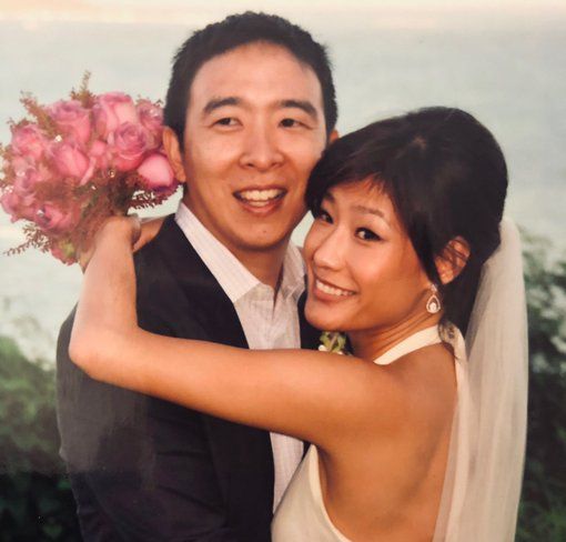 台灣移民第二代楊安澤(Andrew Yang)和妻子盧艾玲(Evelyn Yang)結婚照。(推特)