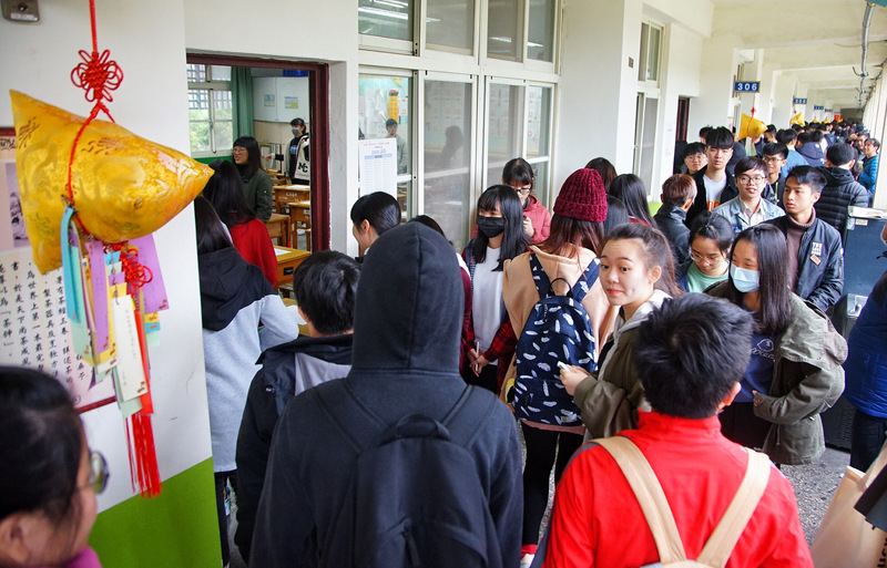 全國高三生將在22日起參加大學學科能力測驗。圖為去年考生進入考場準備應試。(資料照片/中央社)