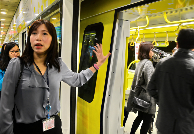 新北市捷運局18日表示，環狀線19日起開放免費試乘，並將同步公告票價，每日試乘時間為上午10時至下午4時。圖為109年1月16日新北市府視察環狀線情形。(中央社)