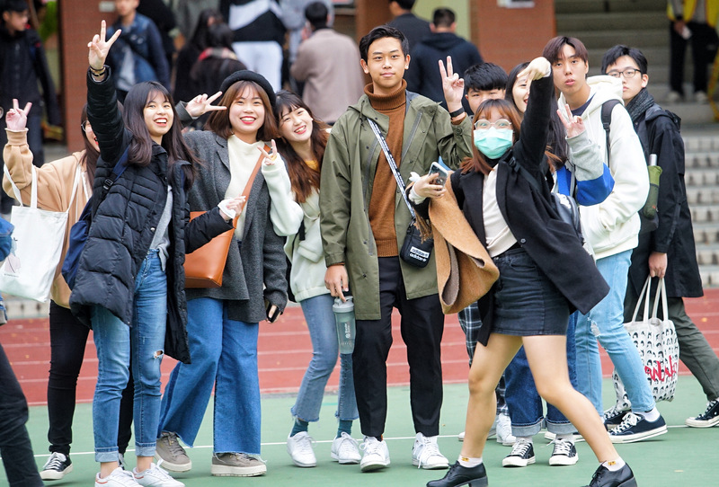 109學年度大學入學學科能力測驗第2天試程結束，大批考生下午走出考場，心情顯得放鬆許多，開心拍照比YA留念。(中央社)