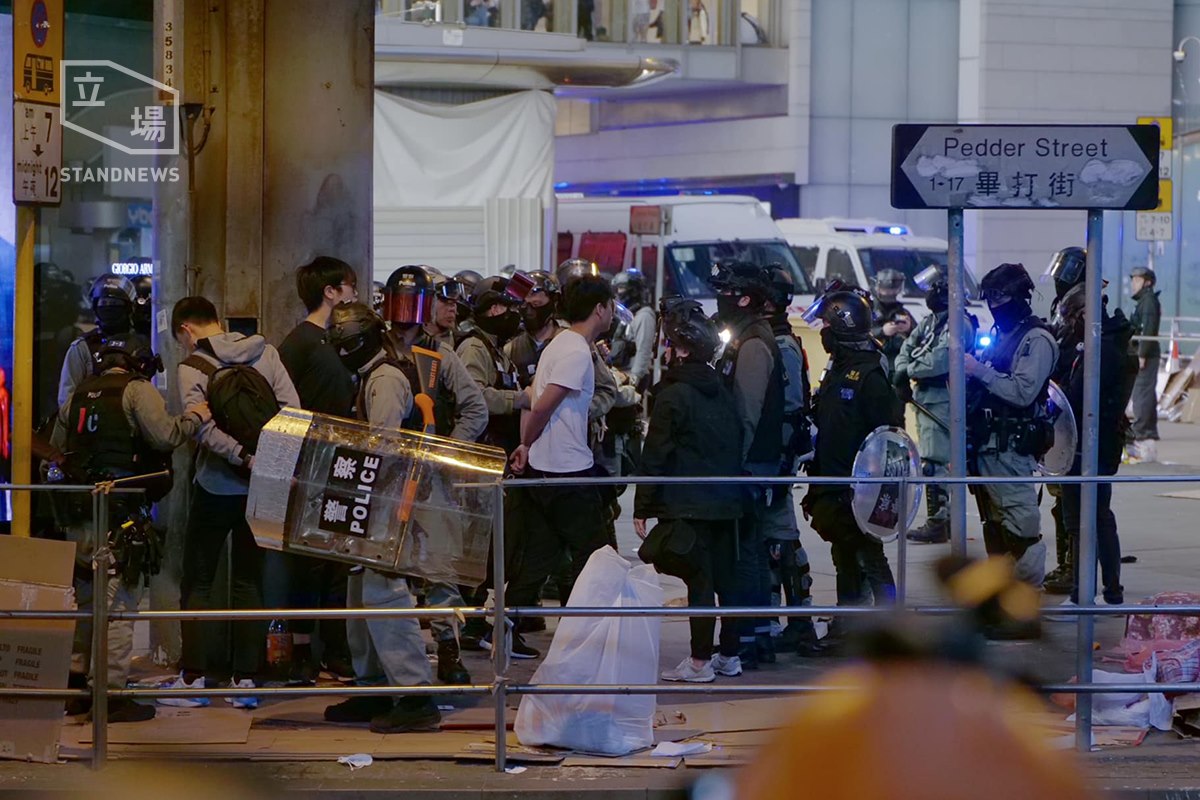 香港民眾在中環的流水式集會演變成警民衝突，警方之後在全港多區攔查市民。(立場新聞提供)